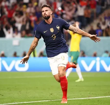 Olivier Giroud hạnh phúc sau khi cân bằng kỷ lục với Henry